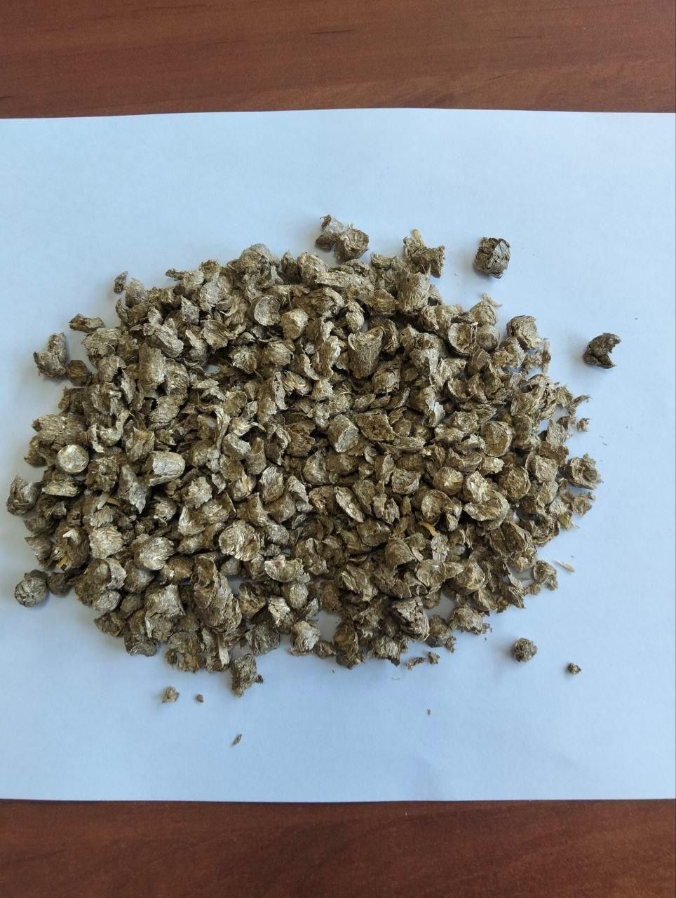 Semi-crushed wheat straw pellets
